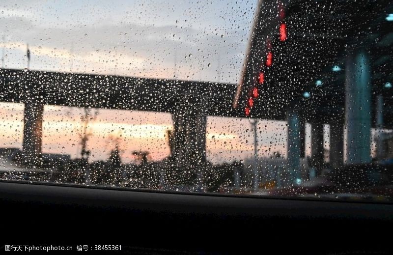 雨天窗外高速路雨后晚霞景色