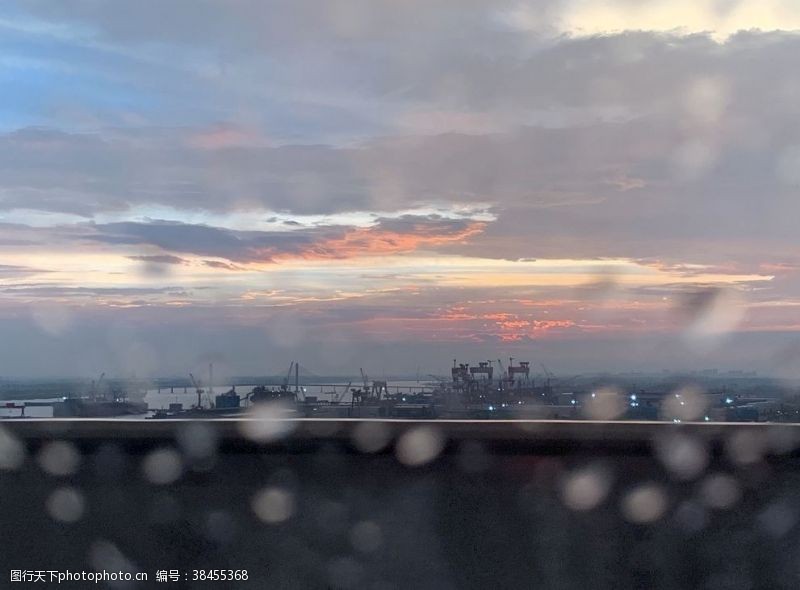 雨天窗外雨后傍晚晚霞