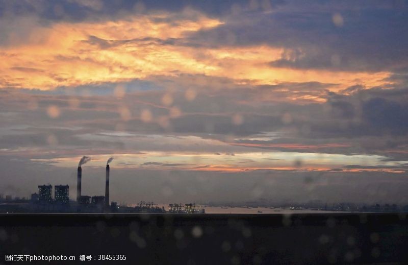 雨天窗外雨后车窗外的晚霞