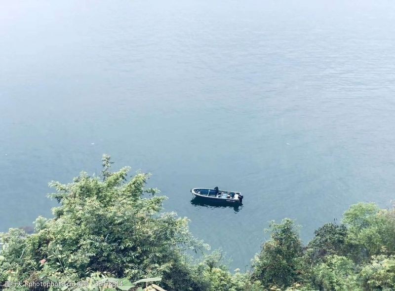 平静的湖面湖面上的小舟