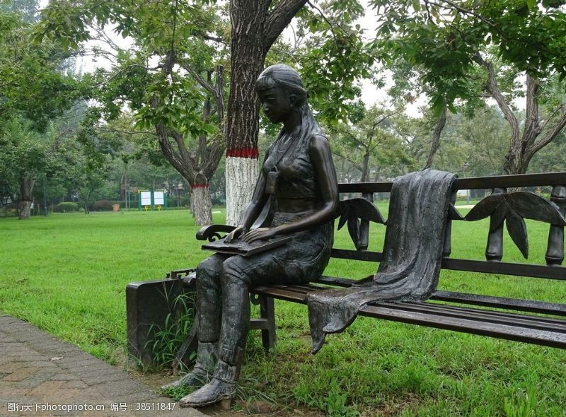 坐着的女人美丽的少女雕塑