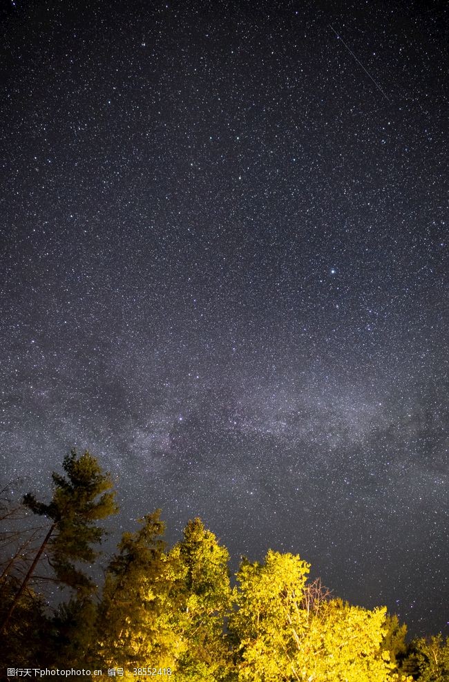 健身的美女野外的星空