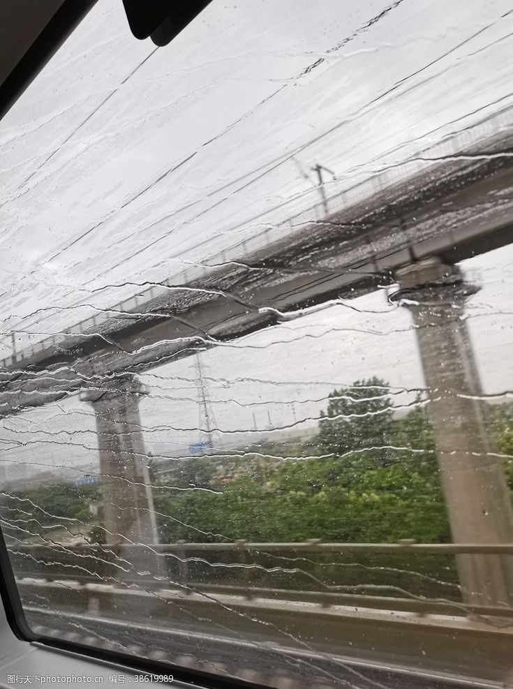 快线高铁上成线的雨