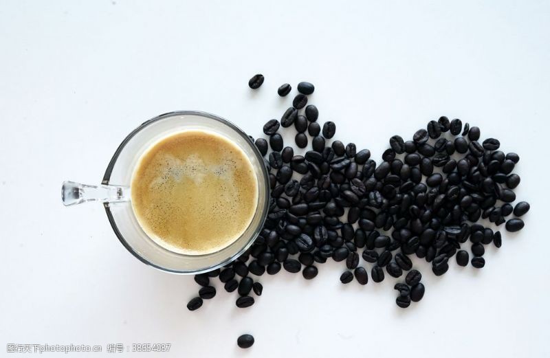黑白咖啡杯咖啡豆