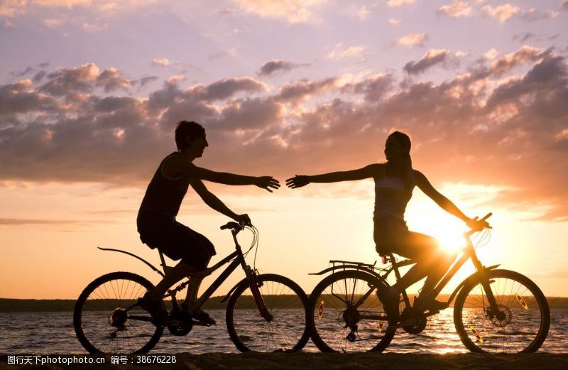 情侣骑自行车单车