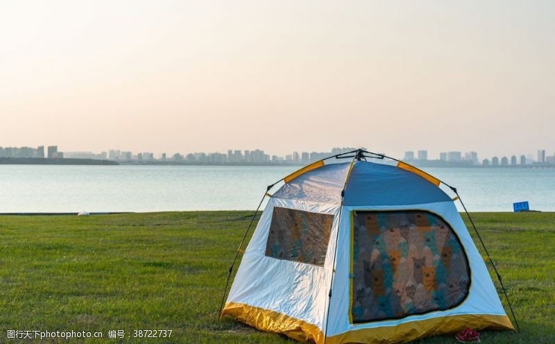 野外宿营草地帐篷