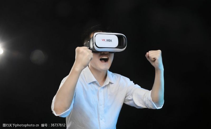 看电影海报玩VR的男子