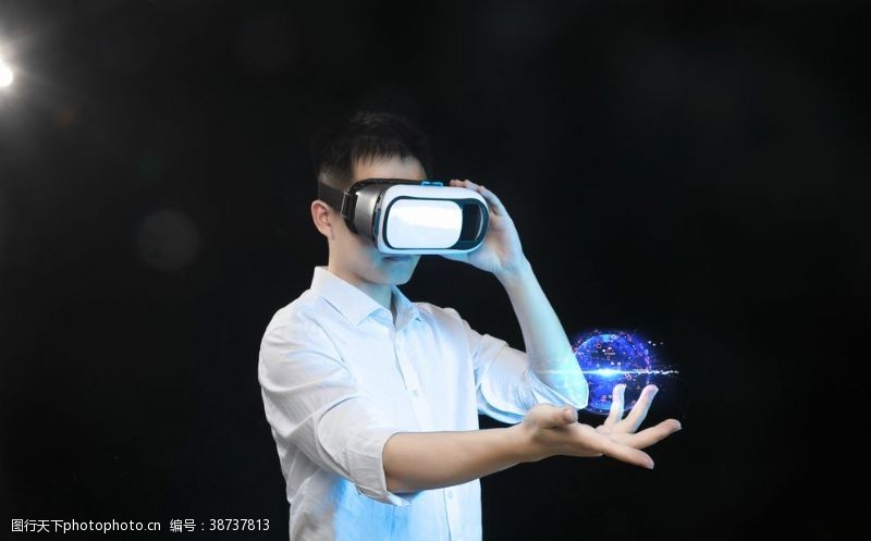 看电影海报玩VR的男子