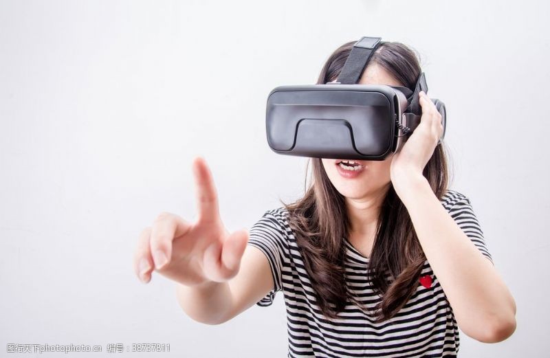 眼镜海报玩VR的女子