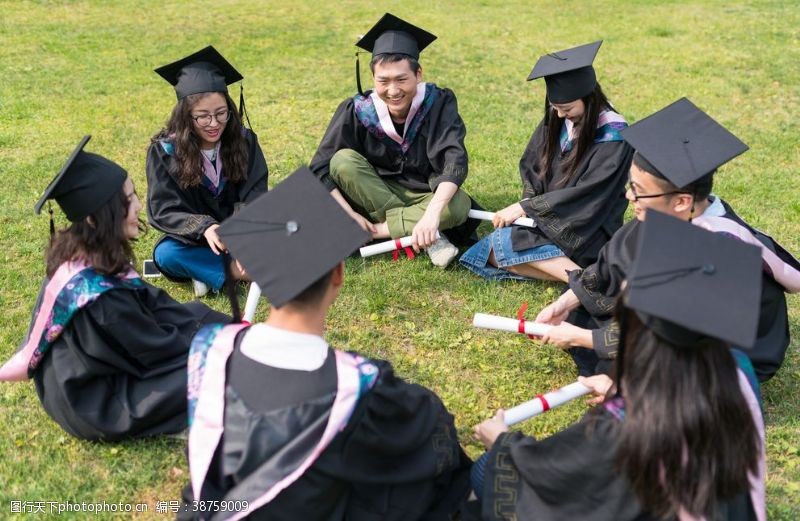 大专毕业证穿毕业服的年轻人拿毕业证的学生