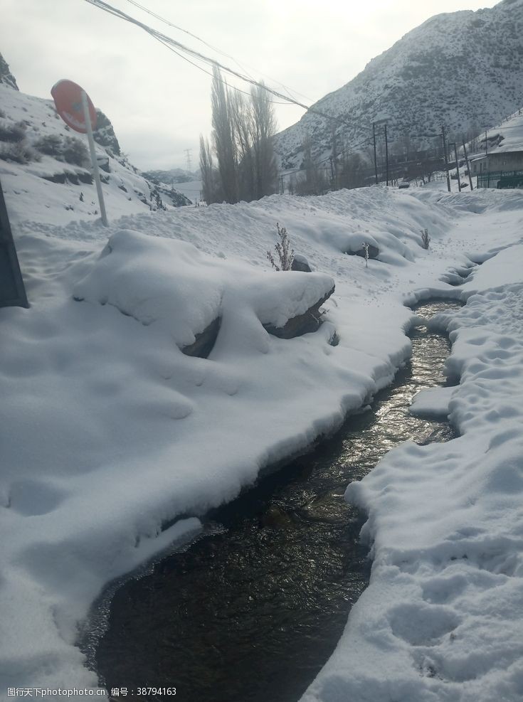 安静冬雪中的小溪流
