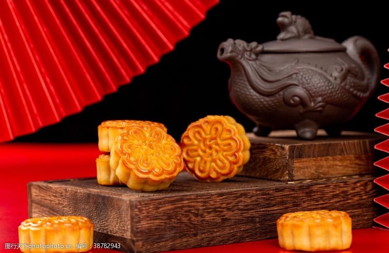 背心红色折扇中国风拍摄传统月饼