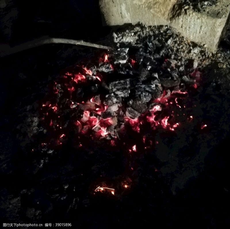 木柴烧火烤火火堆图片
