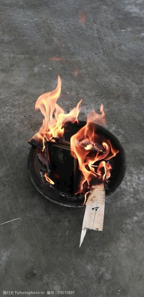 木柴烧火火堆图片