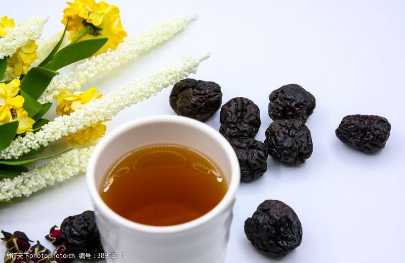 干茶叶茶与黑枣图片