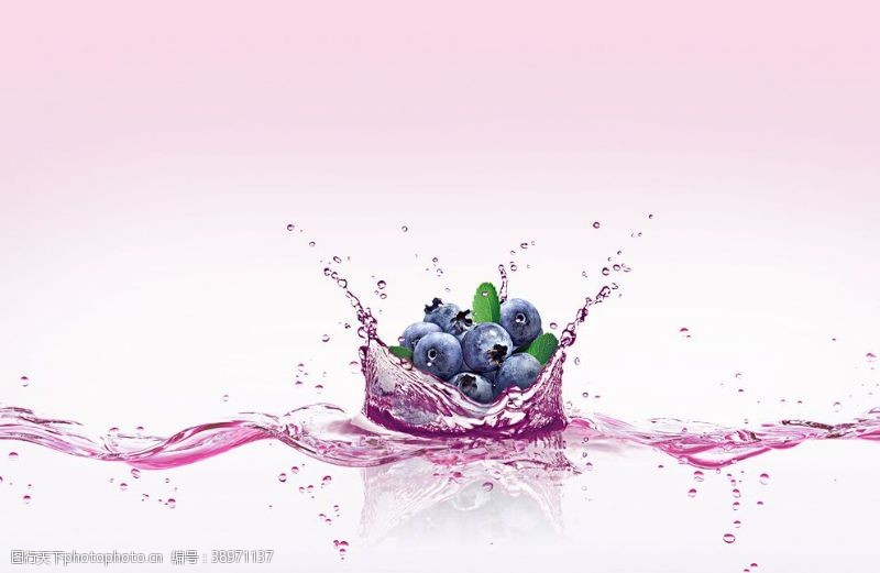 冰凉夏季蓝莓掉入水中图片