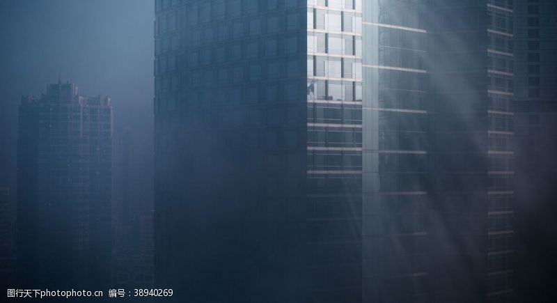 办公科技光阳光照耀的摩天大楼图片