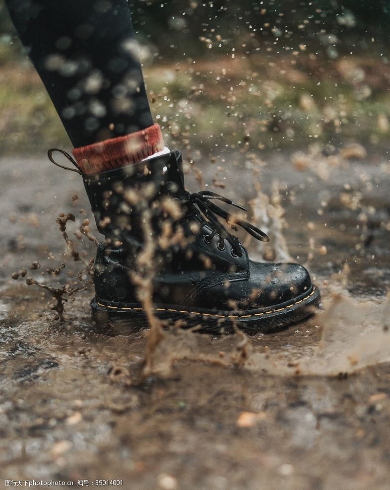 泥土泥泞靴子自然素材图片