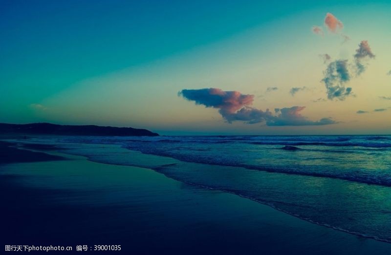气势磅礴日出前的海面图片