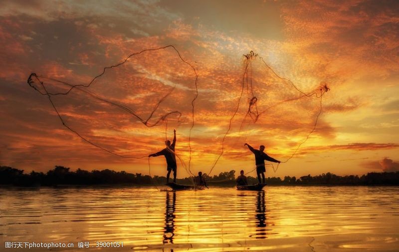 清澈的水晚霞撒网的渔民图片