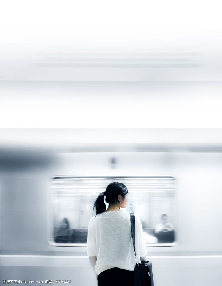 坐着的女人等着坐地铁的女人图片