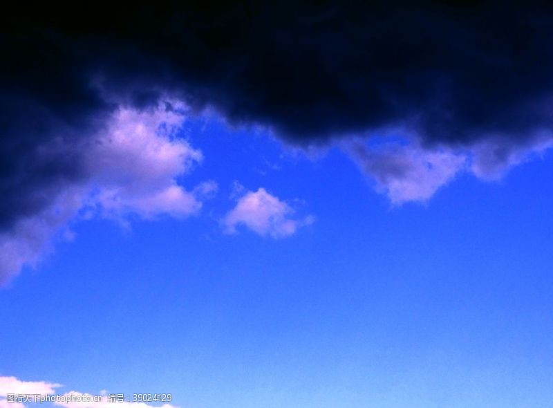1dpi草原上的乌云蓝天图片