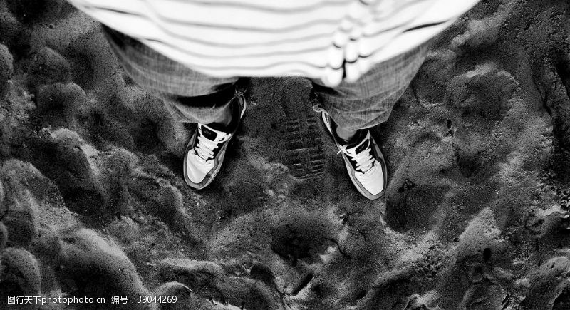 抽象拍摄沙滩的脚印黑白图图片