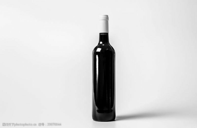 红酒瓶贴酒样机图片