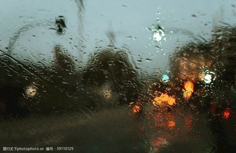 雨天窗外下雨的窗玻璃图片