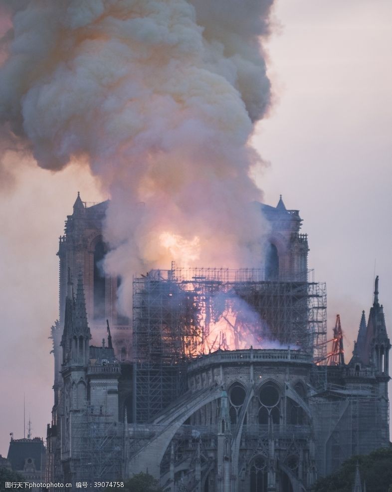 法国巴黎圣母院失火图片