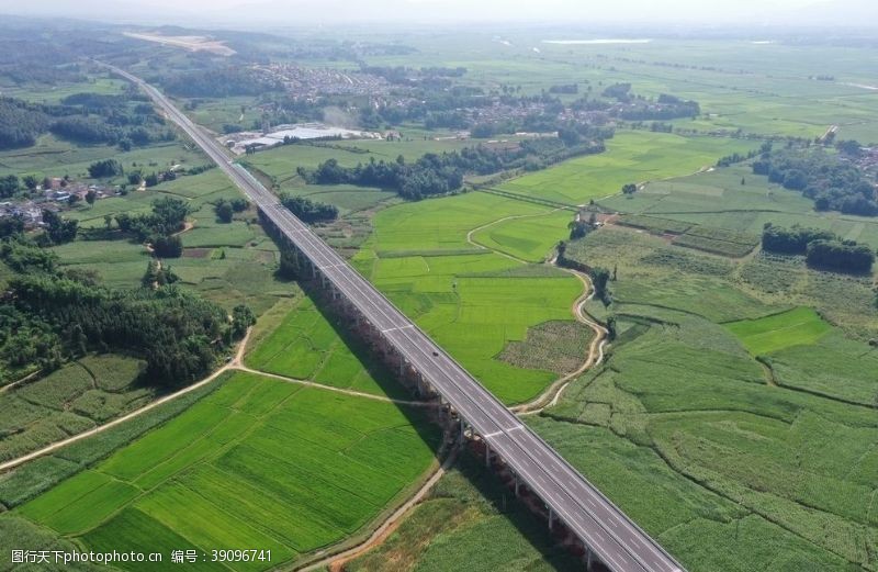 高清笔直高速公路图片