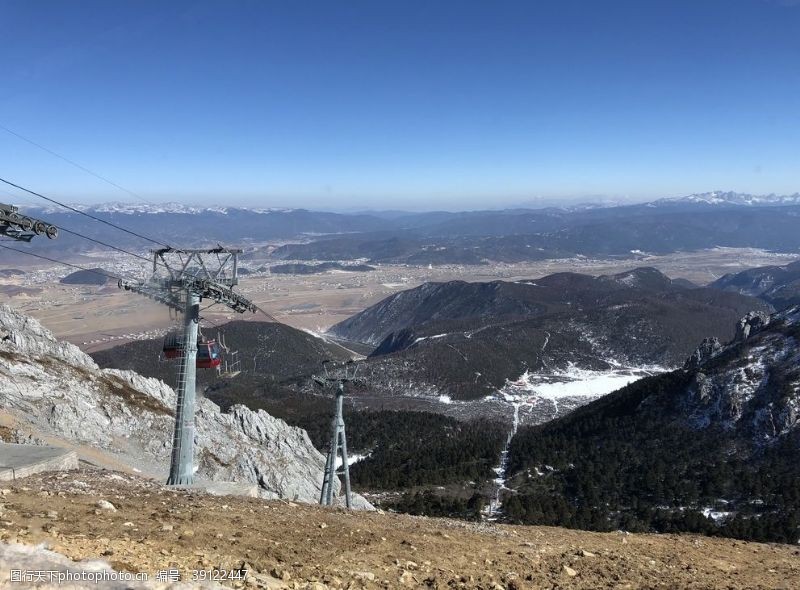 土壤雪山上行走的索道图片