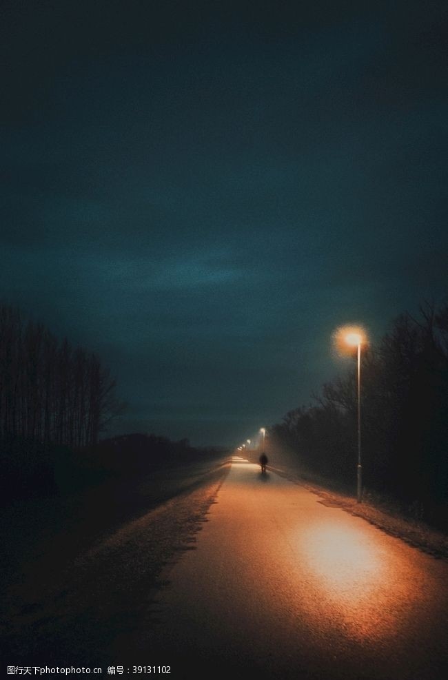冷暖色夜晚的公路图片