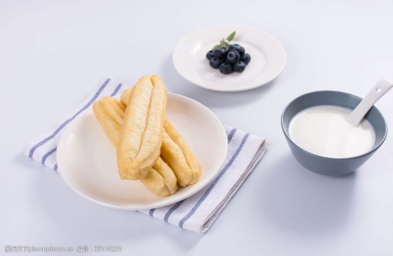 中式早餐豆浆油条图片