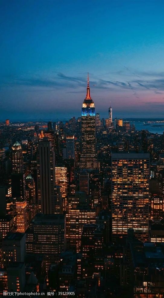 旅行车城市高楼夜景图片