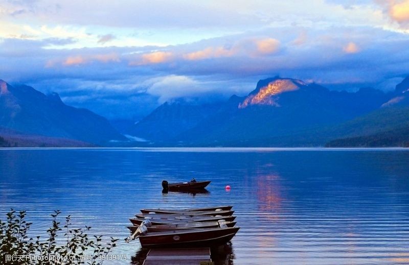 度假胜地静谧的湖泊图片