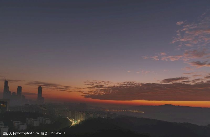 夜晚的天空南宁市日出前的晨景图片