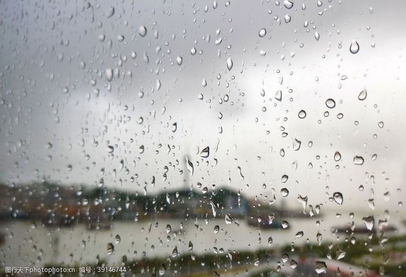 雨天窗外窗外下雨图片