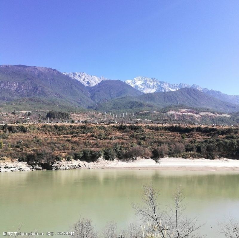 马拉松蓝天雪山河流风景图片